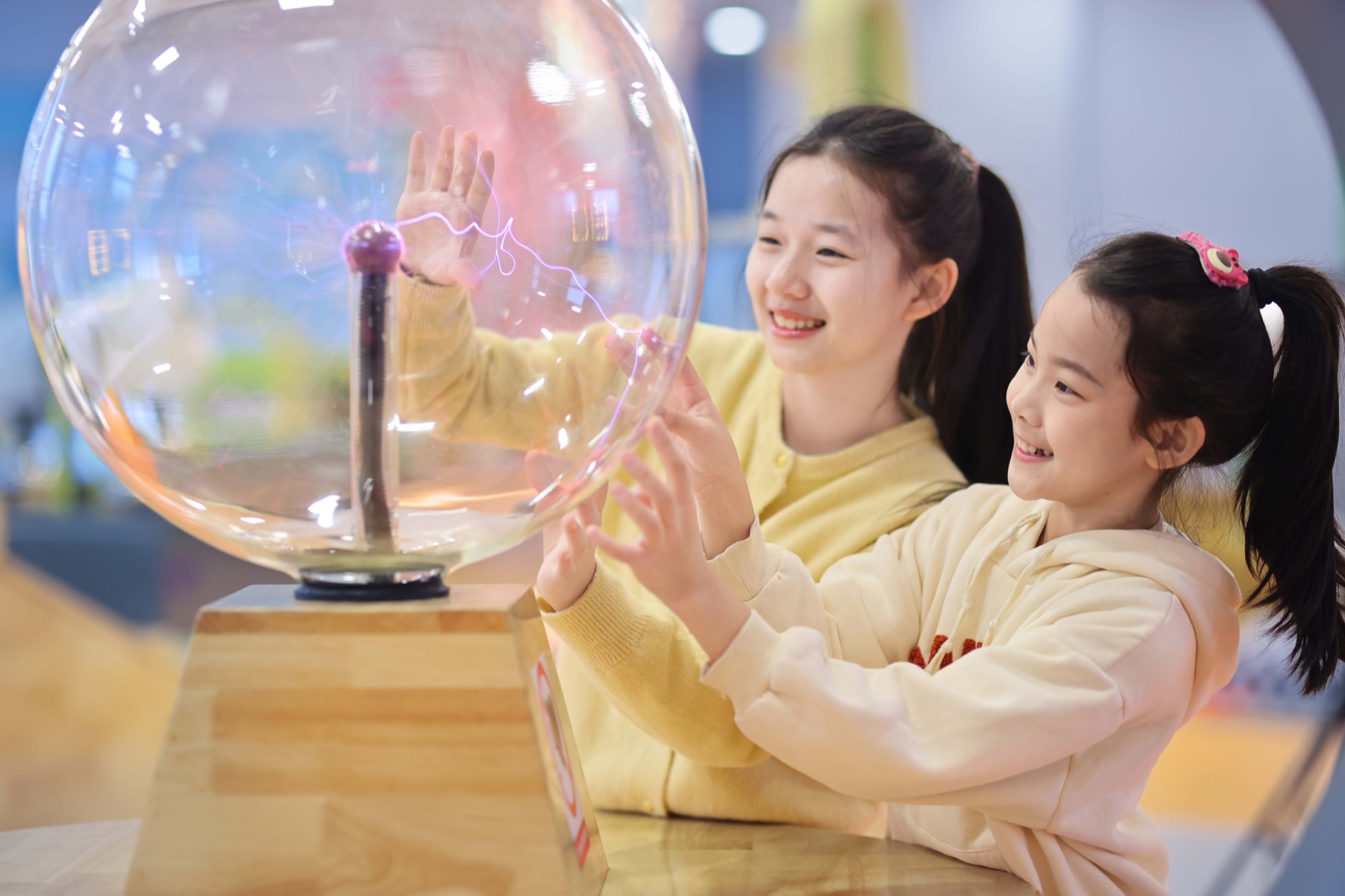 Children exploring a science exhibit at XPLOPLO Qidian Exploration Museum Children exploring a science exhibit at XPLOPLO Qidian Exploration Museum