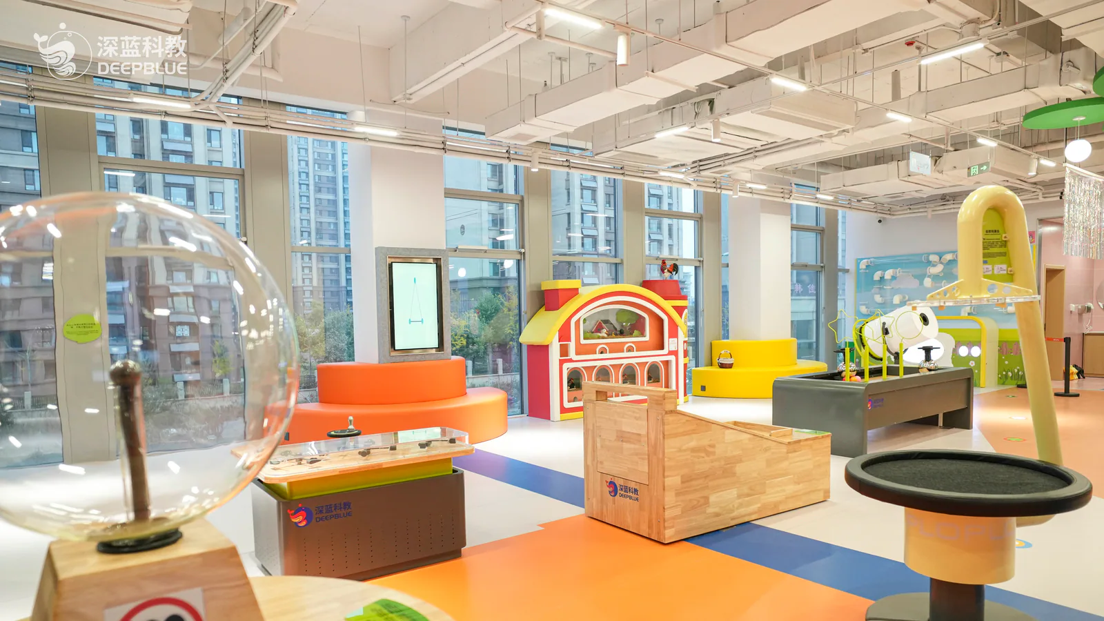 Galería de física del segundo piso de XPLOPLO con exhibiciones interactivas para una lista de verificación llave en mano de museo infantil