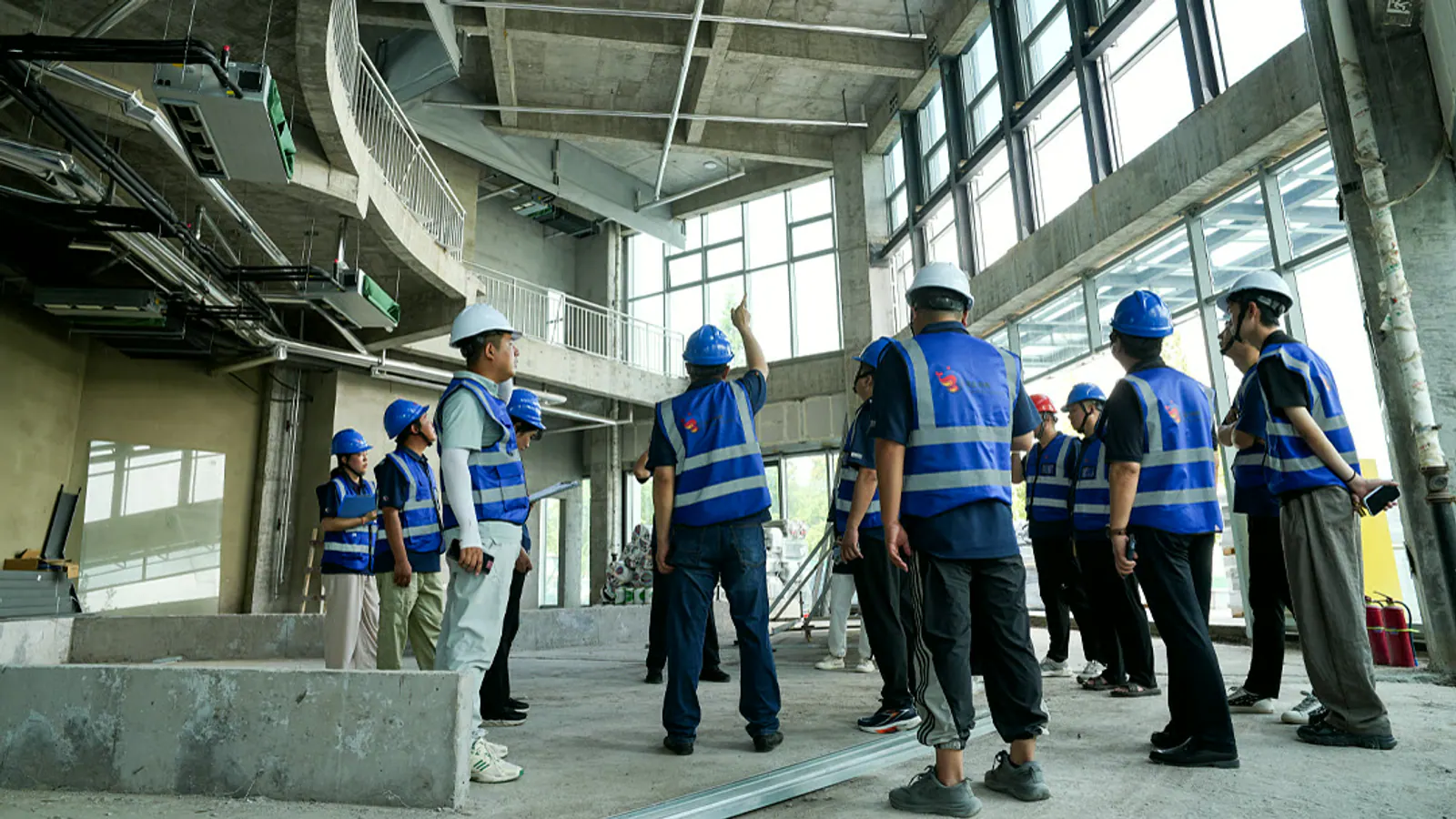 Equipo de construcción de DEEPBLUE coordinando una obra de museo infantil