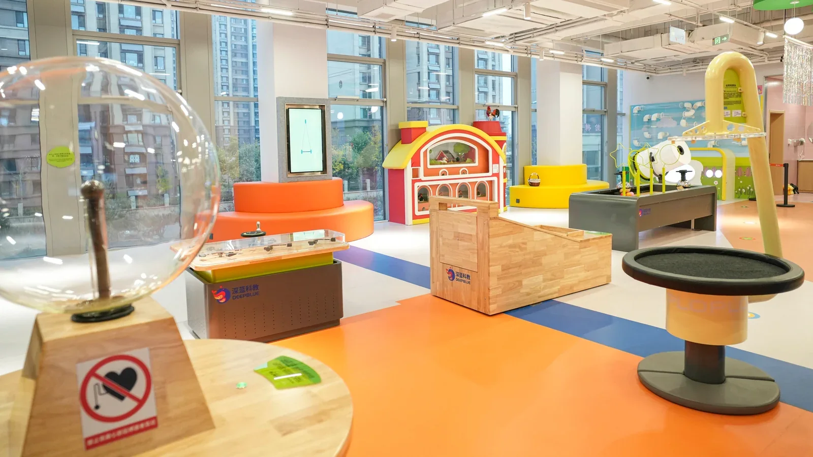 Galería terminada de museo infantil para revisar zonificación, circulación y relación entre exhibiciones