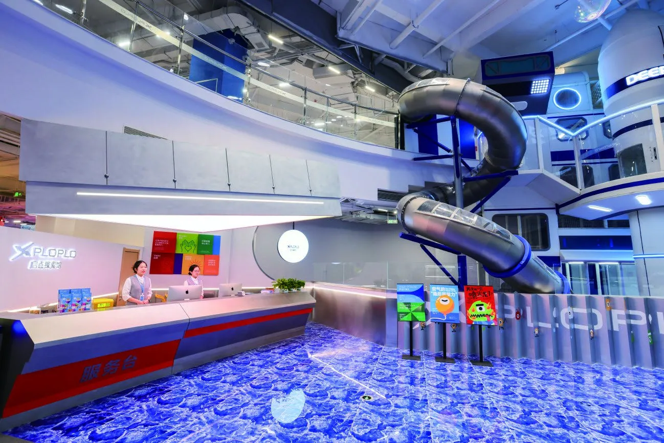 XPLOPLO reception desk and silver tube-slide feature inside Qidian Exploration Museum XPLOPLO reception desk and silver tube-slide feature inside Qidian Exploration Museum