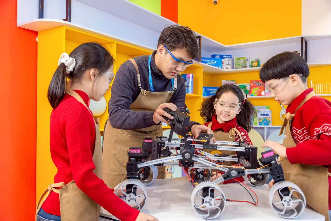 Children learning robotics in an XPLOPLO workshop Children learning robotics in an XPLOPLO workshop