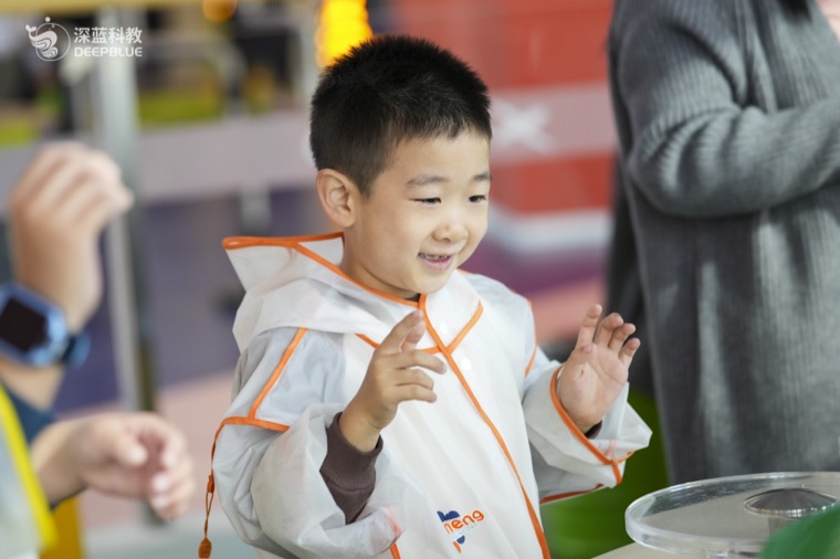 Real XPLOPLO operation photo 21 showing children smiling, exploring and learning through play Real XPLOPLO operation photo 21 showing children smiling, exploring and learning through play