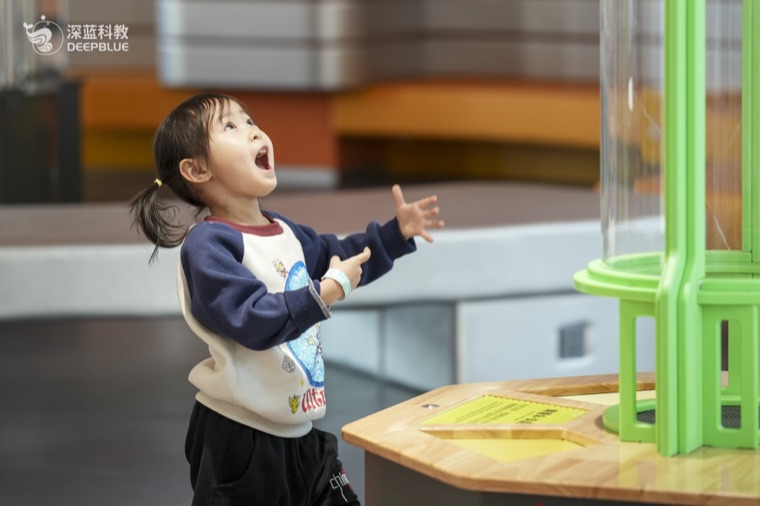 Real XPLOPLO operation photo 25 showing children smiling, exploring and learning through play Real XPLOPLO operation photo 25 showing children smiling, exploring and learning through play