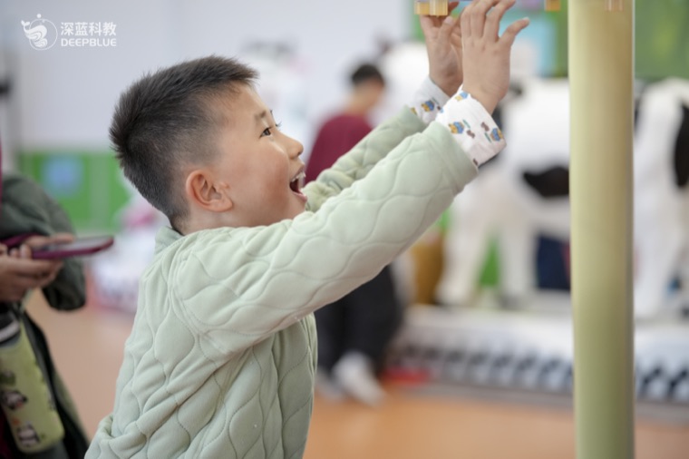 Real XPLOPLO operation photo 28 showing children smiling, exploring and learning through play Real XPLOPLO operation photo 28 showing children smiling, exploring and learning through play